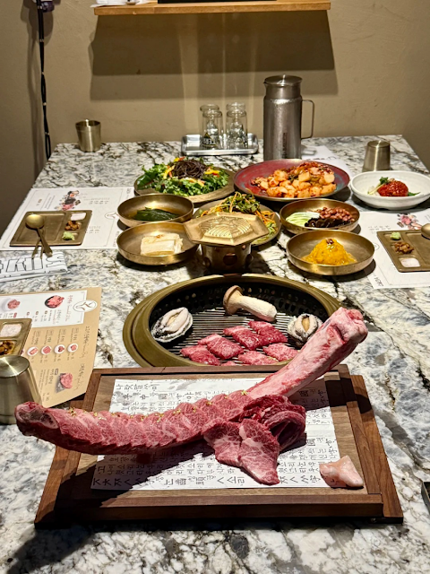 소울한우의 정갈한 전체 상차림과 푸짐한 한우 갈비, 전복, 버섯이 놓인 화려한 모습