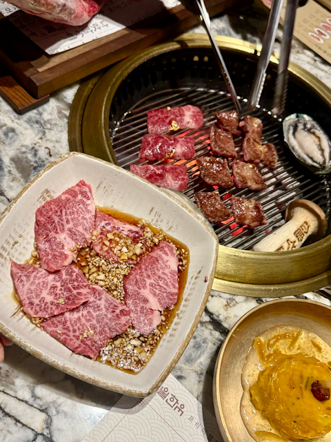 금가루가 뿌려진 아름다운 마블링의 한우 갈비가 구워지고 있는 모습